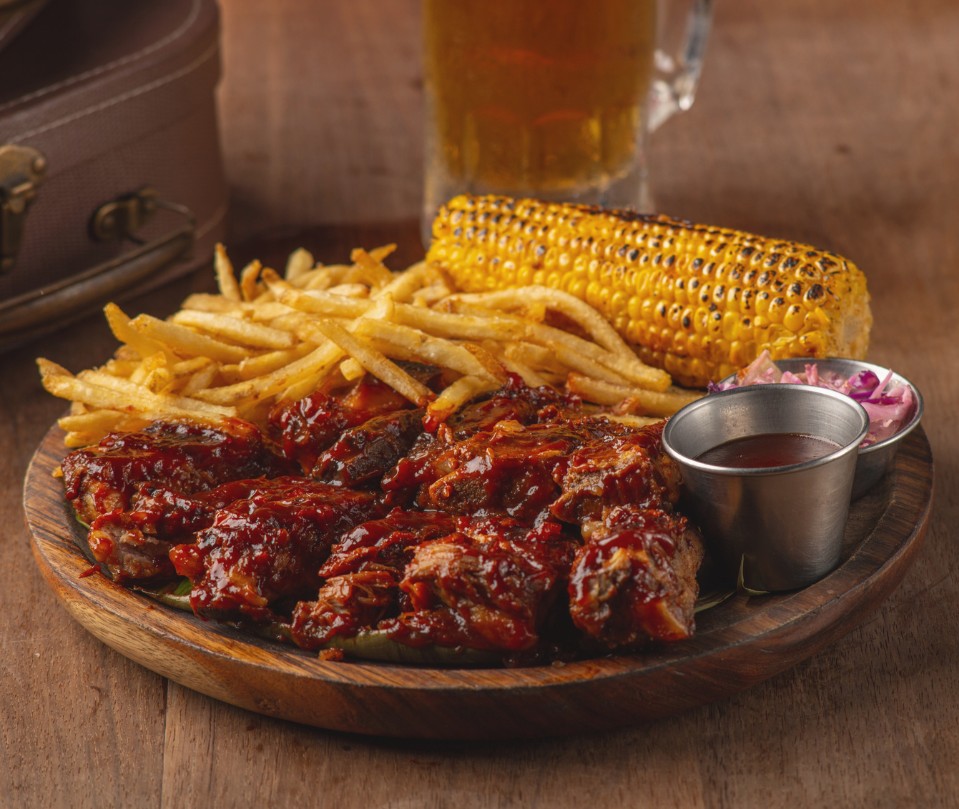 desktop-costillitas-bbq-con-papas-fritas-con-elotes-cebolla-y-salsa